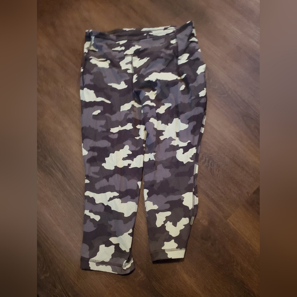 Lululemon Camo Fast N Free Crops 23" Size 12
